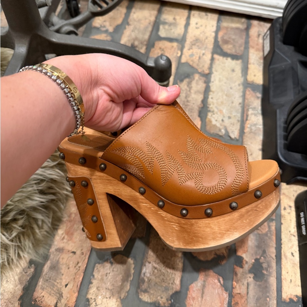 DINGO free spirit Studded Tan Platform Heels clogs new with tag- only tried on